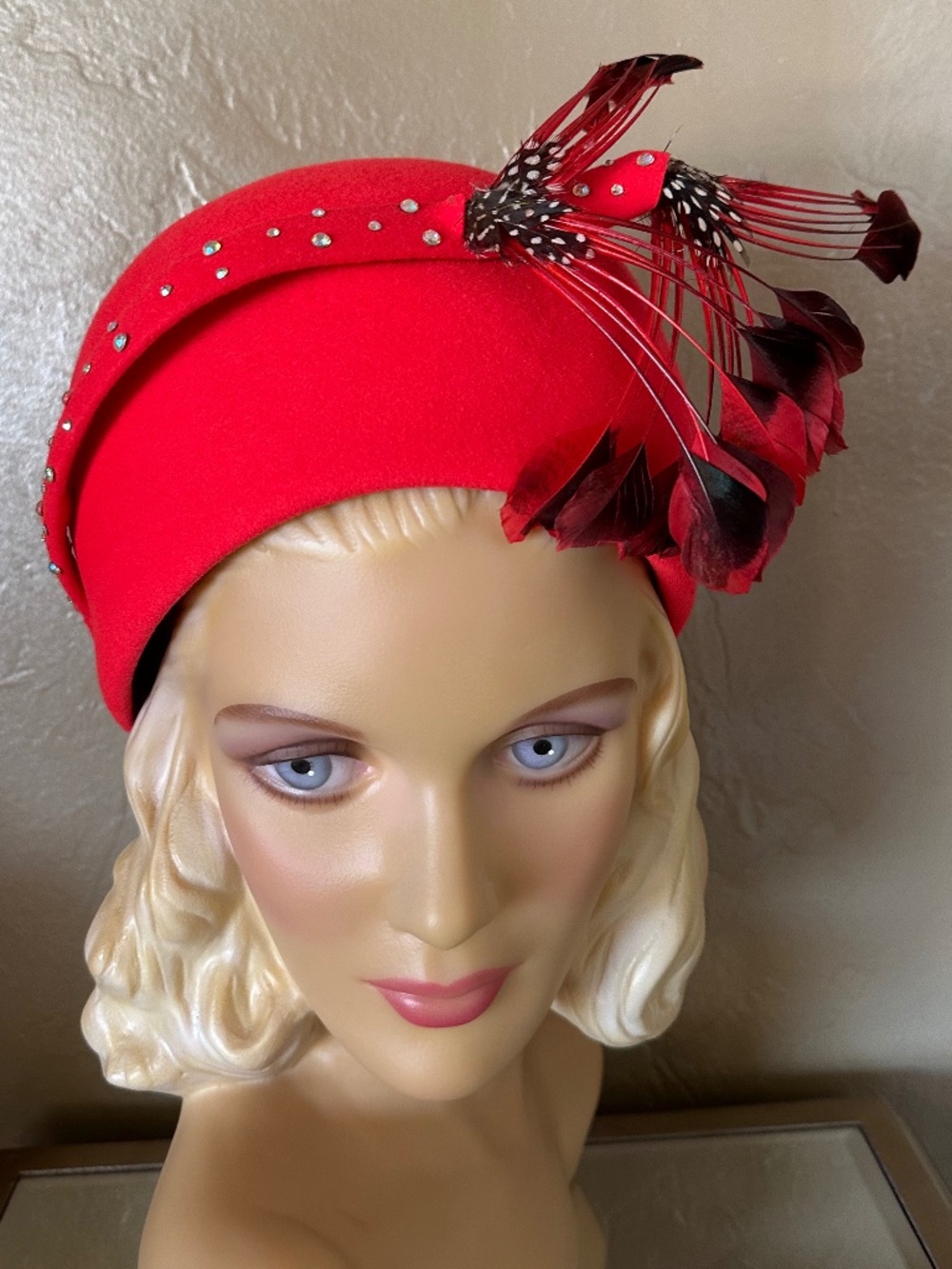 COLLECTIBLE 1960s' CORAL FELT "BUBLE" HAT + BLACK/RED/WHITE FEATHERS/RHINESTONES